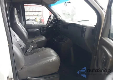 2001 Chevrolet Express z USA, uszkodzony, nr VIN 1GCFG25M011187751